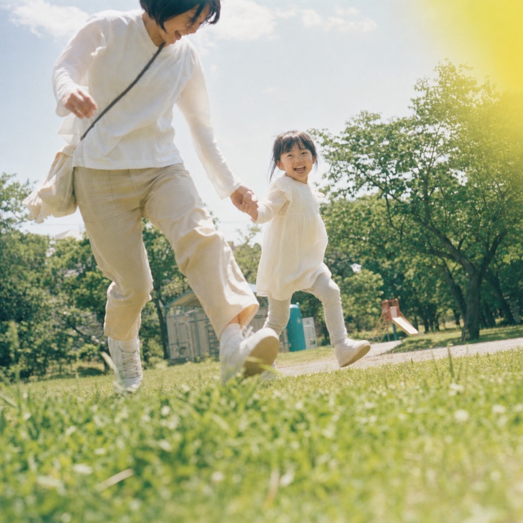 公園で子どもと手をつないで走る、妙にいい一枚
